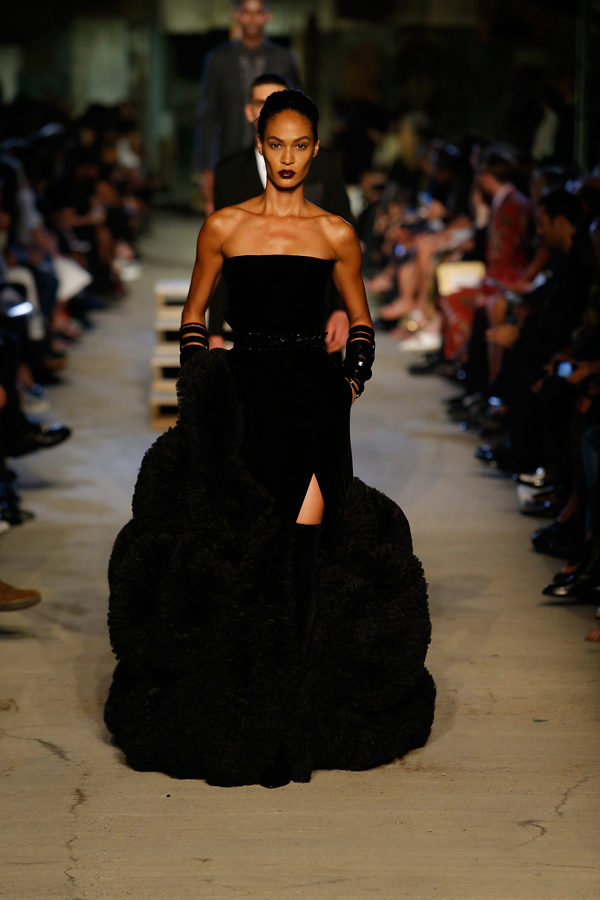 Model-Givechy-NYFW-2015-7