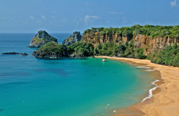 Baia-do-Sancho-Beautiful-Beach-on-Brazil